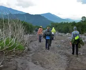 идем по руслу реки