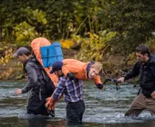 девушки переходят реку в брод так