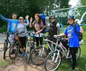 Довольные туристы на велосипедах