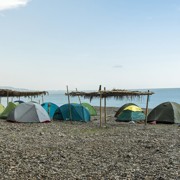Палатки берег моря
