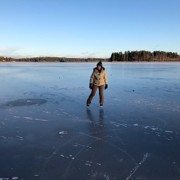 кататься на коньках по озеру