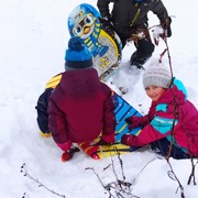 Дети в зимнем лесу