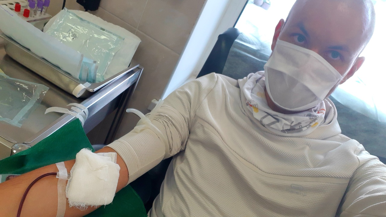 Наш инструктор Саша Врублевский сдаёт кровь в условиях пандемии