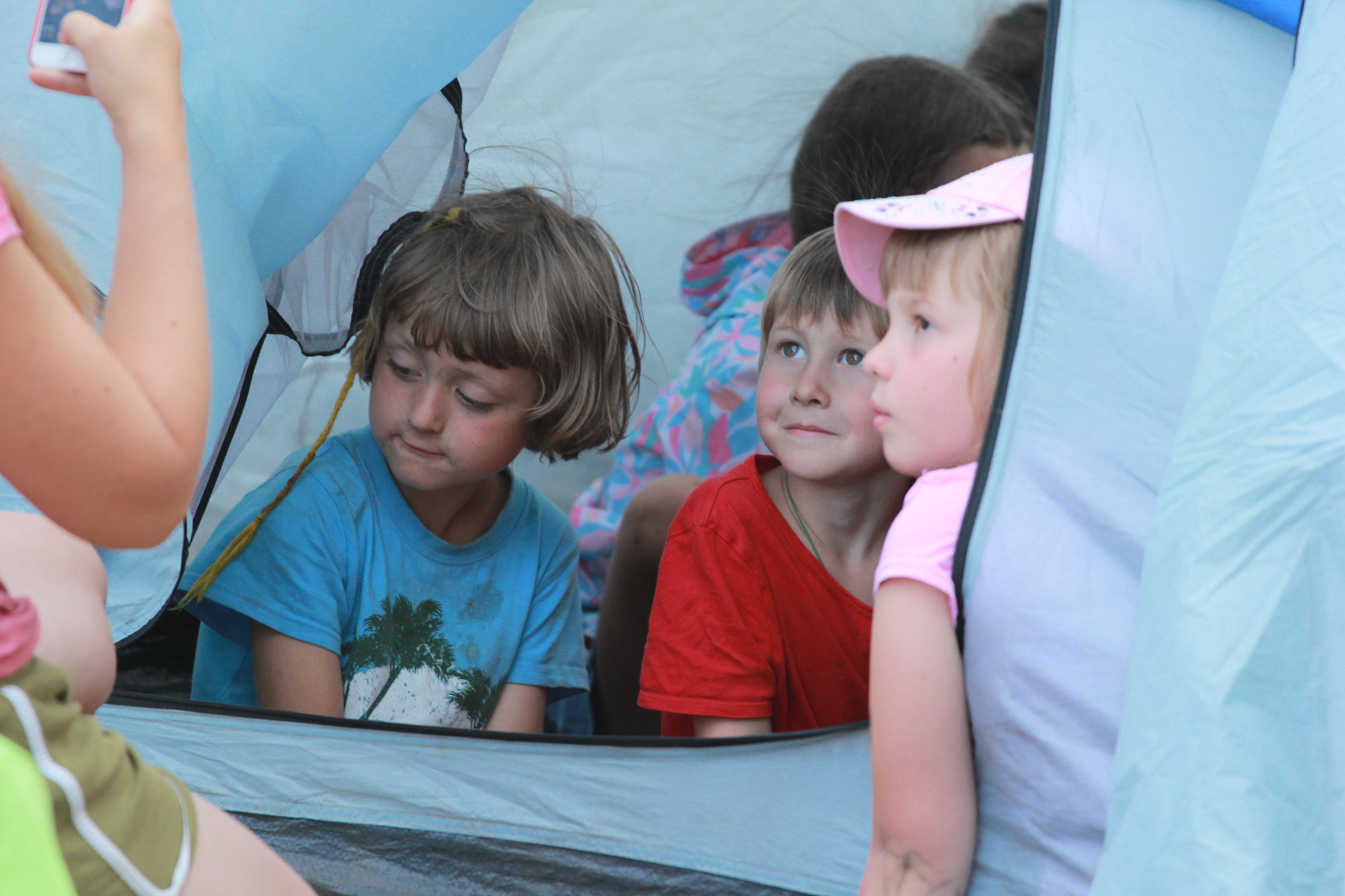 Дети в палатке играют