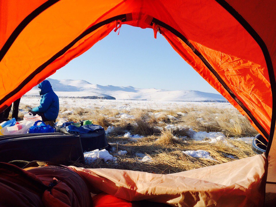 в зимнем походе в палатке
