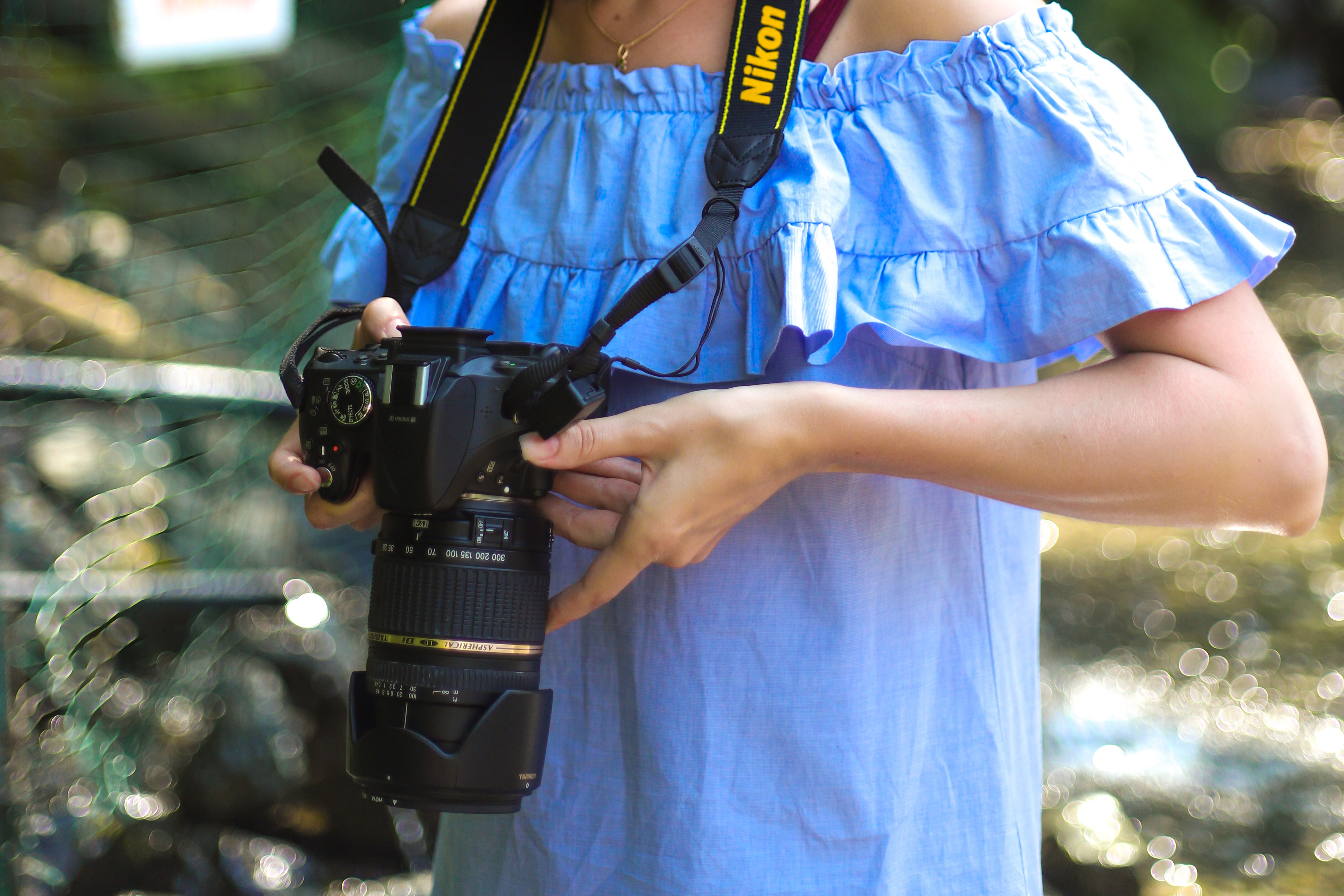девушка в платье с фотоаппаратом