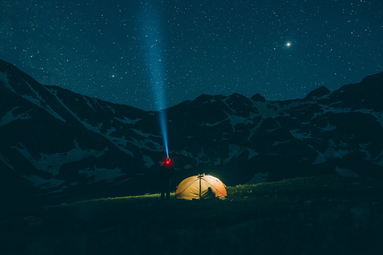 звездное небо и палатка с подсветкой