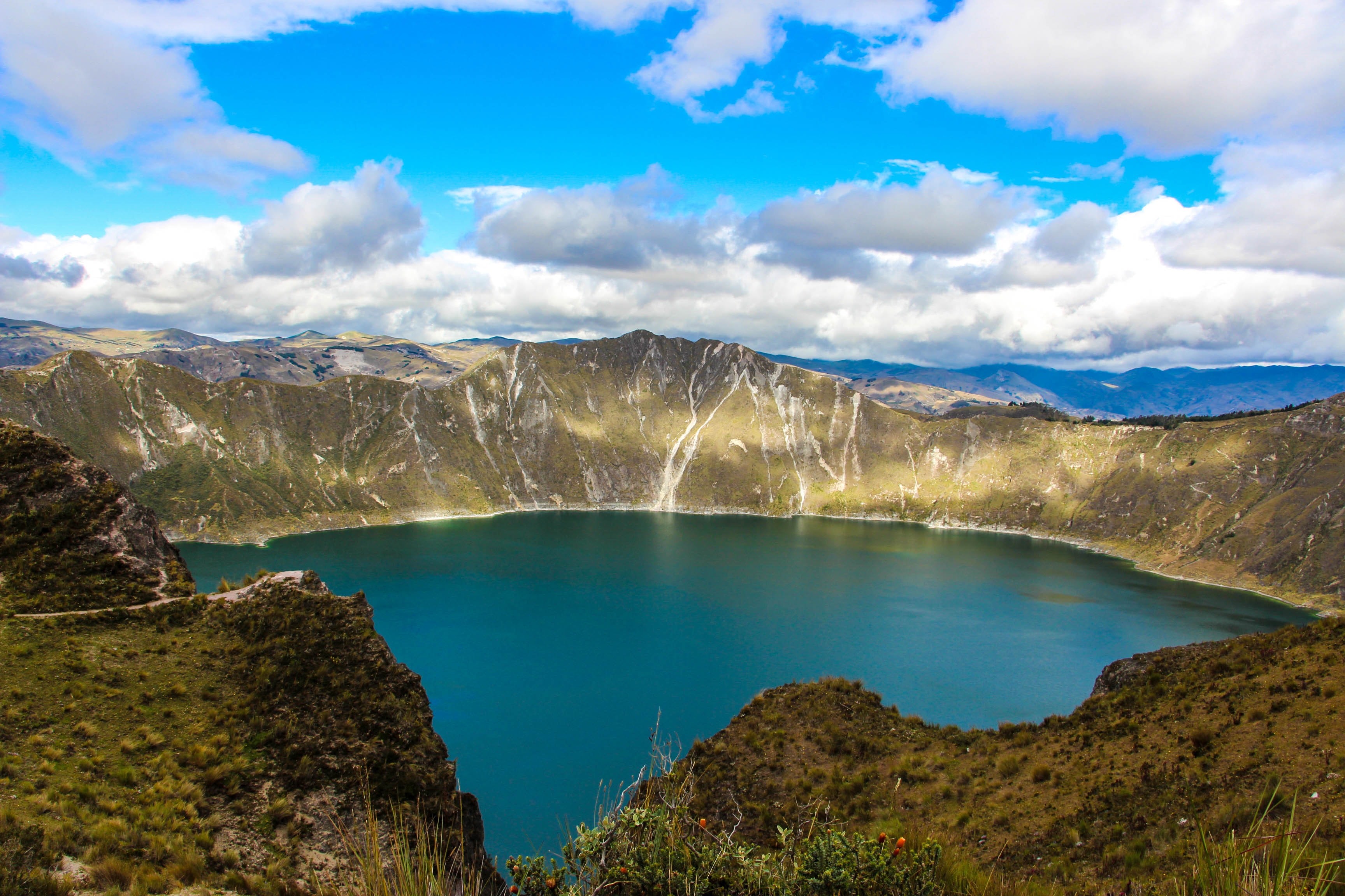 Глубокое озеро южной америки. Лагуна Килотоа, Эквадор. Килотоа озеро Эквадор. Вулкан Килотоа Эквадор. Кратер Килотоа.