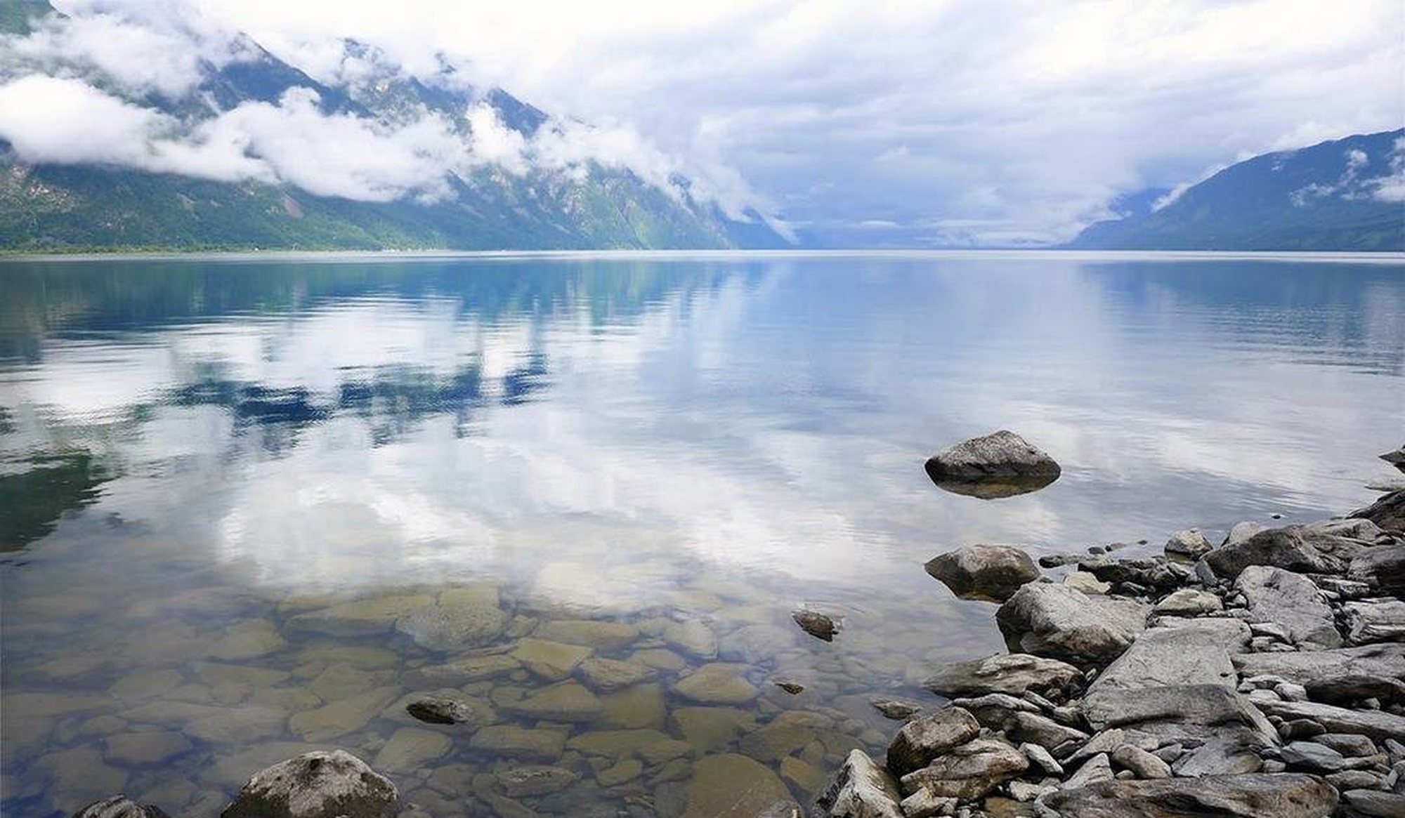 Озера имеющие. Телецкое озеро. Телецкое озеро-Жемчужина горного Алтая. Природа Алтая Телецкое озеро. Алтайские горы Телецкое озеро.