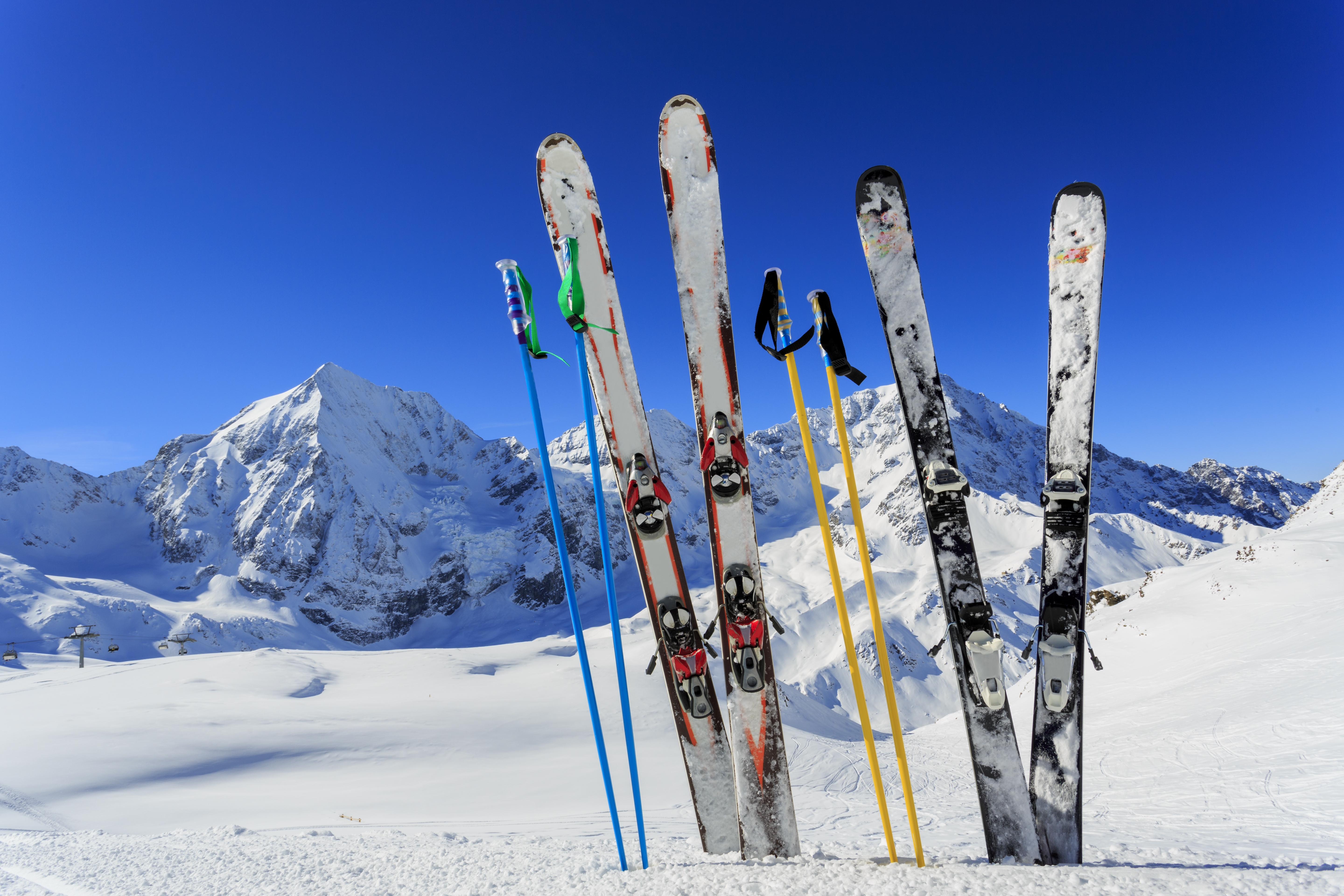 Сноуборды лыжи и палки перевозятся. Лыжи горные 190. Горные лыжи Mizuno. Лыжи зимой. Лыжи в снегу.